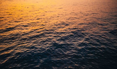 蓝色的海水白天
